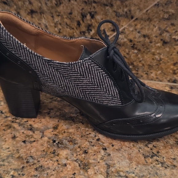 Clarks Artisan Lace Up Booties - SZ 9.5 - Picture 6 of 13